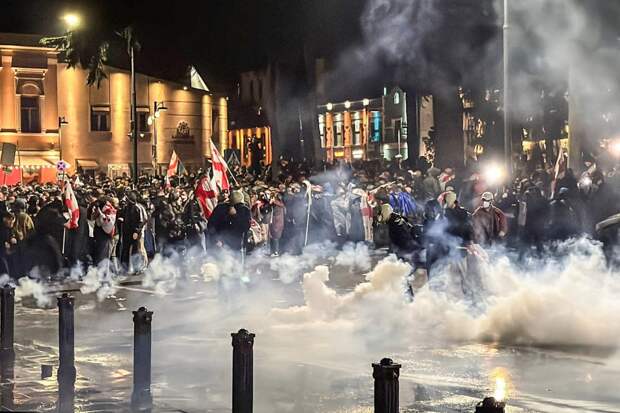 Не спешим радоваться разгрому саакашистов в Грузии. Власти тут же бросились в сторону Запада