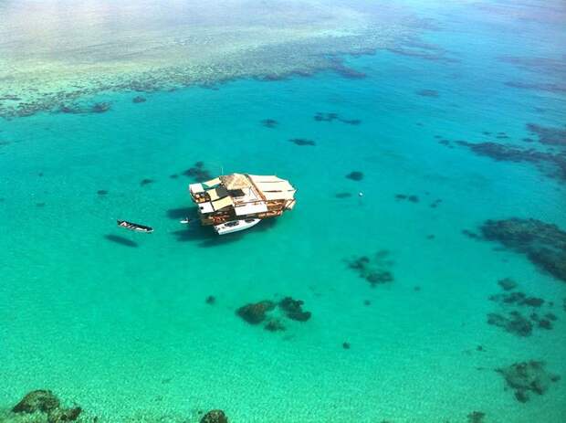 Удивительный плавучий бар на Фиджи
