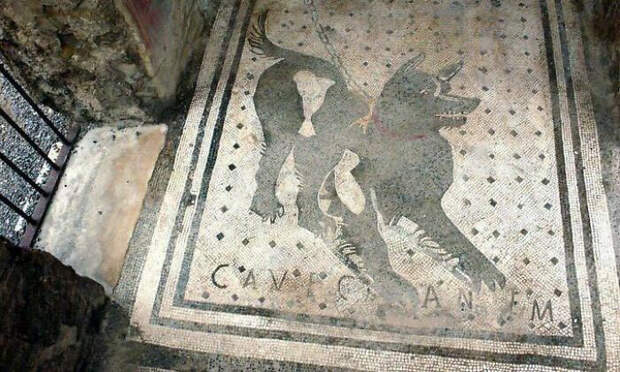 Один из старейших в мире знаков «Осторожно, злая собака», найденный на руинах Помпеи, Италия.