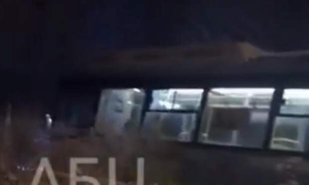 Пассажирский автобус вылетел с дороги в левобережной части Архангельска