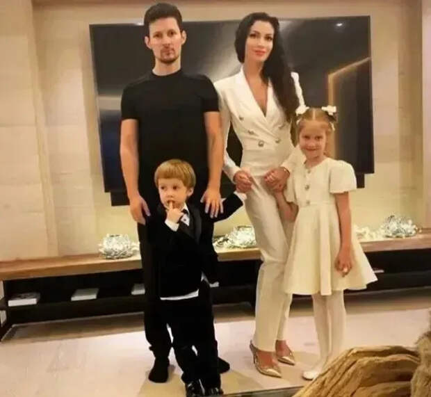 Павел Дуров и Ирина Болгар с детьми