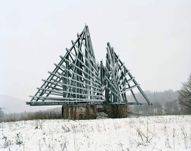 Конструкция недалеко от границы между Хорватией и Боснией. По замыслу скульпторов, она напоминает победу Югославии во Второй мировой войне