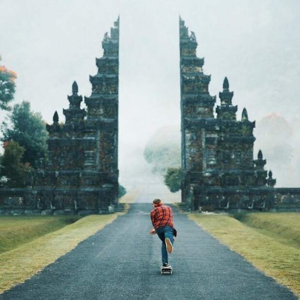 Эти ворота расположены на острове Бали (Индонезия) и выглядят так, что даже объяснять ничего не нужно.