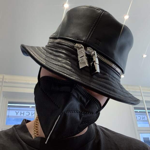 Мэтью Уильямс в шляпе Givenchy