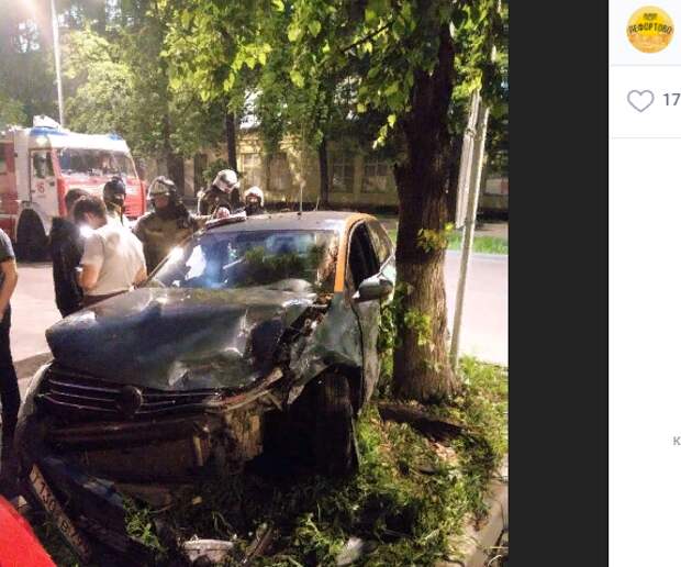 Лихач разбил автомобиль каршеринга об дерево на Лапина