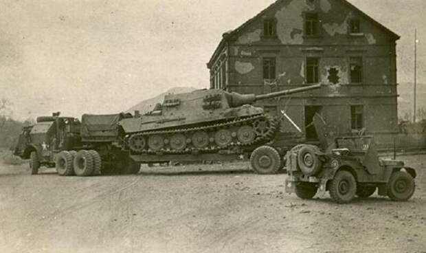 M26 перемещает восстановленный Jagdtiger в оккупированной Германии в конце Второй мировой войны.