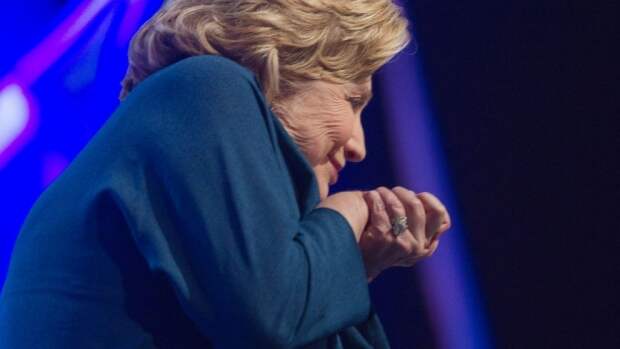 Под чем сидит Клинтон: старушка лечится от Паркинсона