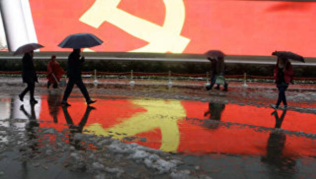 Флаг Коммунистической партии Китая на площади Тяньаньмэнь в Пекина, КНР. Архивное фото