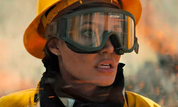 Анджелина Джоли борется с лесными пожарами в новом фильме: первые кадры
