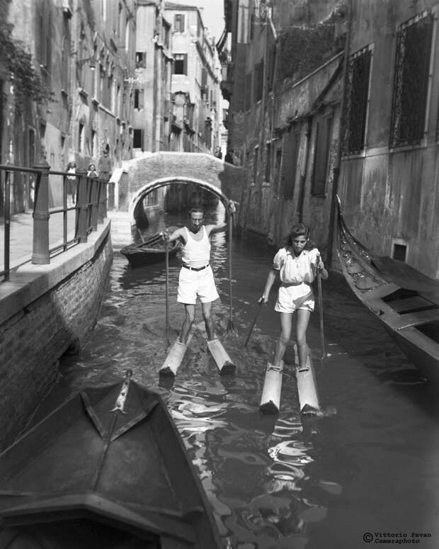 Катание на водных лыжах по каналам Венеции архив, венеция, негативы, фотографии