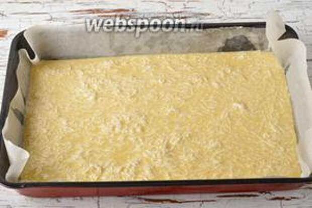 Форму (размером 20х30 сантиметров) выложить кулинарной бумагой (бумагу можно слегка смазать подсолнечным или сливочным маслом).