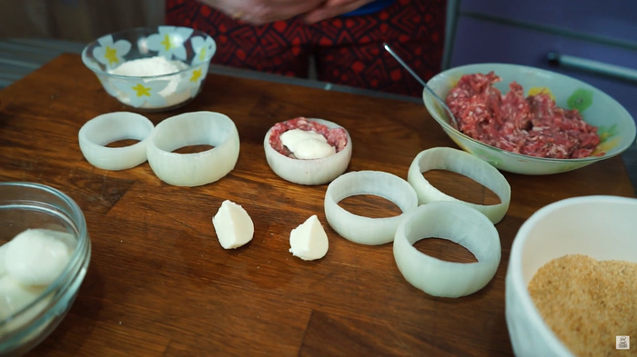 Луковые кольца с мясом и сыром. Луковые кольца, Мясо, Лук, Сыр, Фритюр, Видео, Длиннопост, Еда, Кулинария, Рецепт