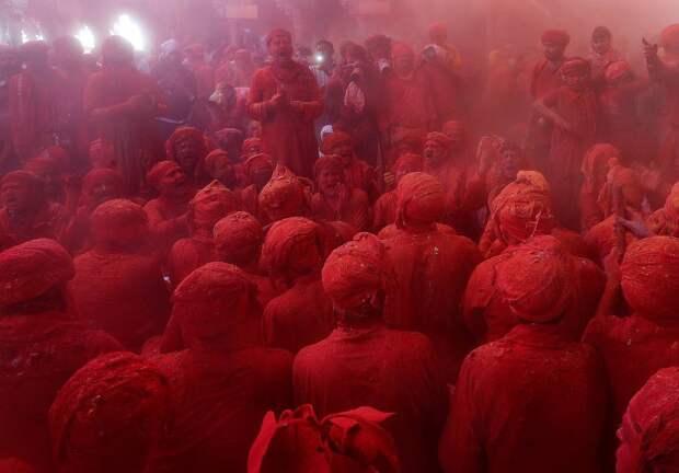 Красочный фестиваль Lathmar Holi в Индии