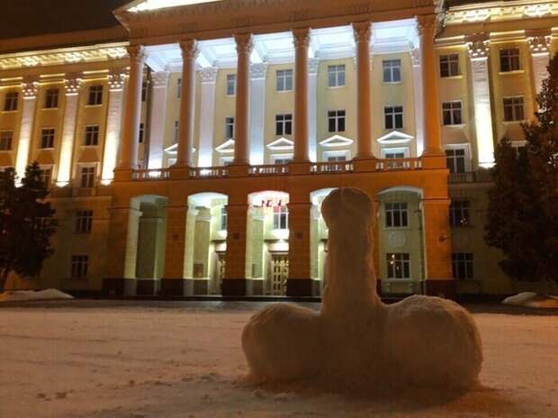 Символ города (пушку) из снега построили возле здания администрации москва, санкт-петербург, смоленск, снег, уборка снега, управляющая компания, ярославль