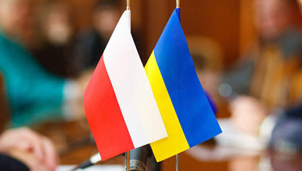 Польша приостановила работу консульств в Украине