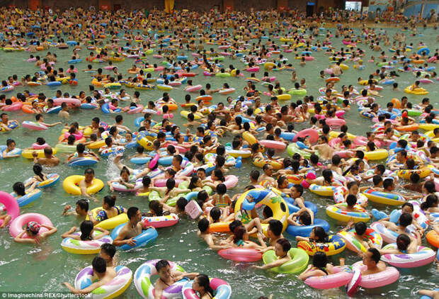 Как сельди в бочке: 10 тысяч китайцев спасаются от жары в самом большом бассейне