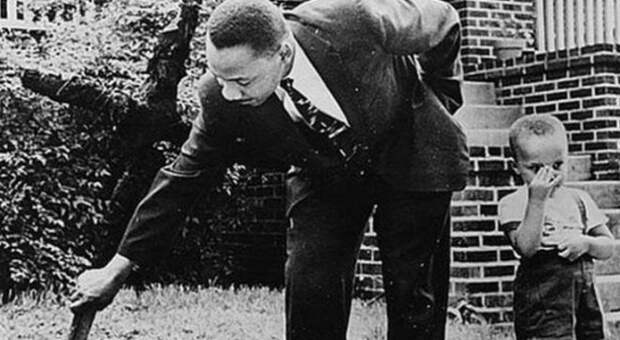 Мартин Лютер Кинг убирает сожженный крест