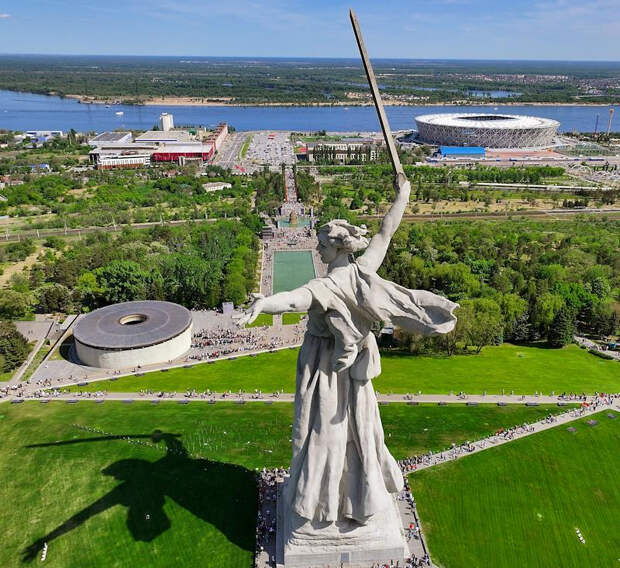 В голове монумента «Родина-мать зовет!» умер московский ректор. Как он попал туда и что об этом известно?