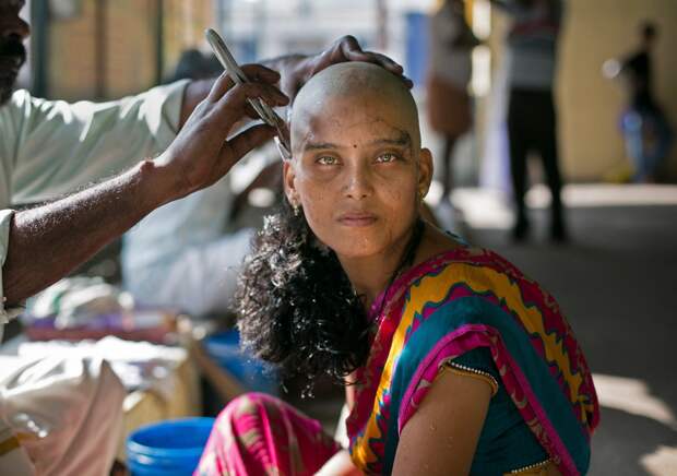 28-летняя Рупа во время обряда  Тирутани, бритые, волосы, религия, храм