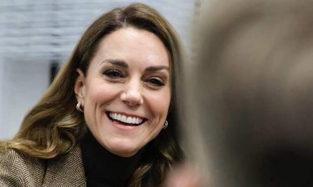 С необычной прической и в карамельном костюме: новый выход Кейт Миддлтон обсуждают в Сети