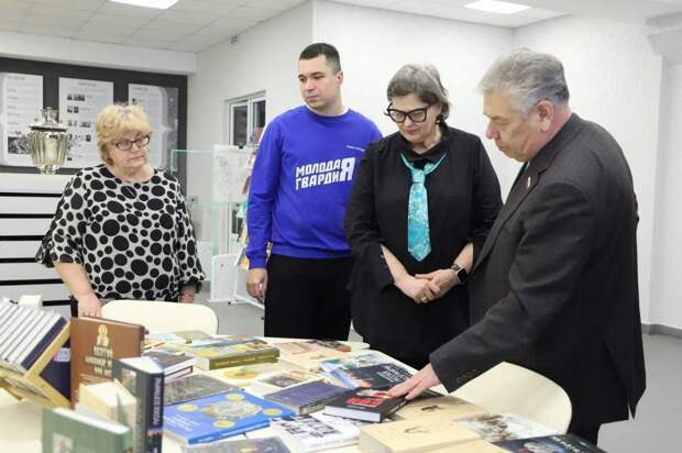 Николай Воробьев передал книги областной научной библиотеке
