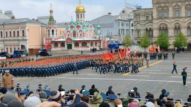 Парадные расчеты МЧС России приняли участие в торжественных шествиях по всей стране