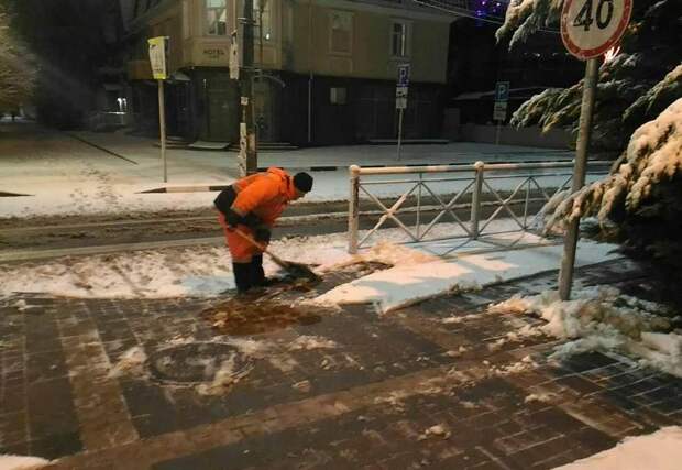 Как в Симферополе убирают снег и проводят противогололедную обработку улиц