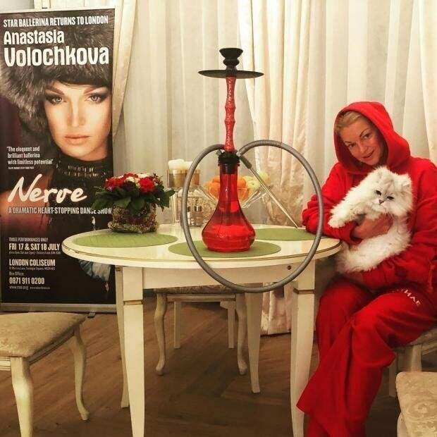 Анастасия Волочкова вроде бы выступает за здоровый образ жизни и просто сигареты не курит. Зато это не мешает ей на дымить кальяном, который, по уверениям врачей, наносит ничуть не меньший вред организму, нежели обычные сигареты. Анастасия Волочкова вроде бы выступает за здоровый образ жизни и просто сигареты не курит. Зато это не мешает ей на дымить кальяном, который, по уверениям врачей, наносит ничуть не меньший вред организму, нежели обычные сигареты.