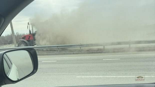 В Барнауле трактор устроил "опасную пылевую завесу" для водителей