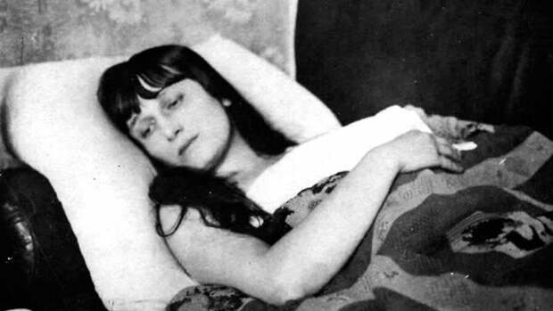 Анна Ахматова во время болезни, 1924 Анна Ахматова во время болезни, 1924