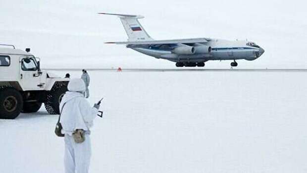 Российские десантники первыми в мире прыгнули в Арктике с высоты 10 км (3 фото)