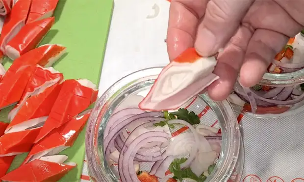 Маринуем крабовые палочки в банке как настоящую рыбу. Простой ингредиент через 10 минут уже не узнают