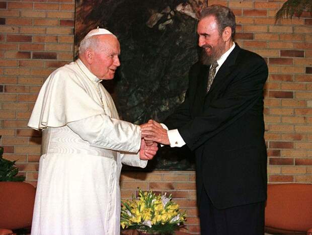 Папа Иоанн Павел II приветствует президента Кубы Фиделя Кастро во время визита в Гавану. 22 января 1998