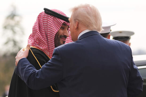 Трамп описал отношения с принцем Саудовской Аравии словами «будет целовать задницу»