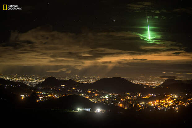 Метеор в небе над индийским городком. животные, природа, фото