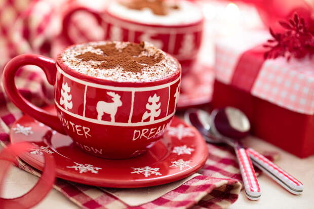 Cups with hot chocolate for Christmas day.