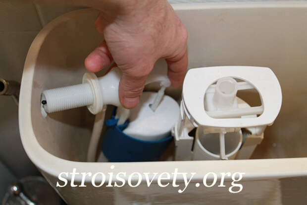 Туалет не набирает воду. Поплавок для унитаза. Фильтр для унитаза. Пластиковый кран для воды в сливном бачке. Поплавок для унитаза с боковой подводкой.