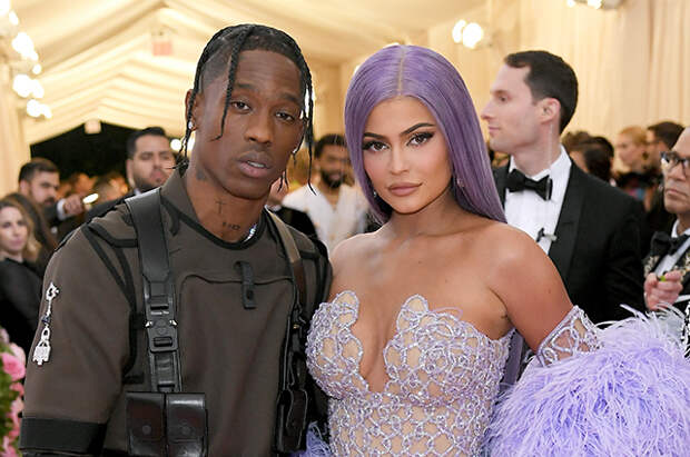 В сети обсуждают слухи о помолвке Кайли Дженнер и Трэвиса Скотта: таинственное кольцо и комментарии инсайдеров