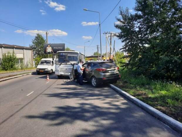 В Нижнем Тагиле 35-летняя женщина влетела в пассажирский автобус 