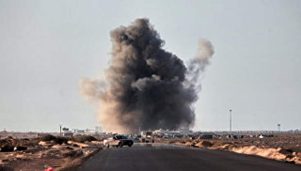 Взрыв ракеты, выпущенной истребителем, в городе Рас-Лануф, Ливия. Архивное фото