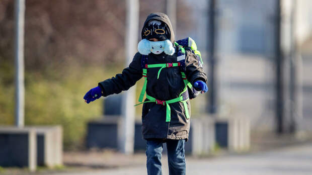 Мальчик в защитной маске идет в школу во Франкфурте, Германия  - РИА Новости, 1920, 07.04.2021