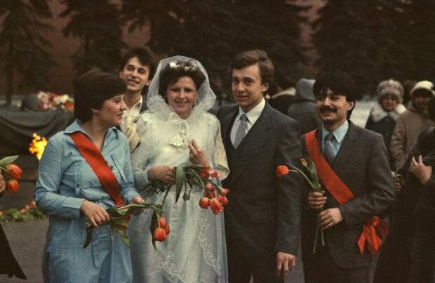 Молодожены на Красной площади после церемонии бракосочетания.