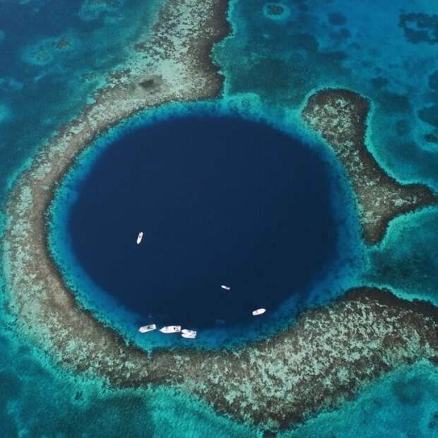 Забудьте о черных дырах, все равно они где-то далеко и вообще это все неправда. А вот Большая голубая дыра, умостившаяся посреди атолла в составе Белизского барьерного рифа в Центральной Америке, вполне реальна. 