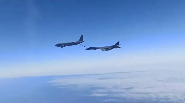    B-1B   - KC-135,   
