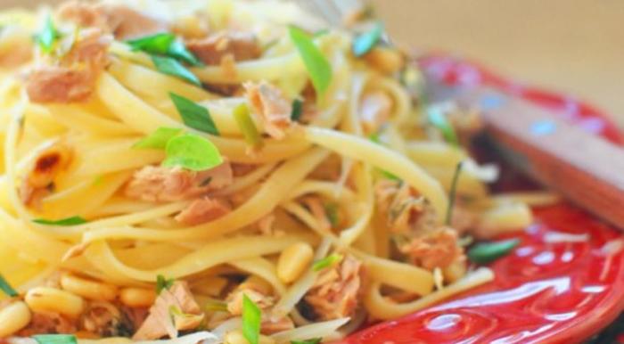 Паста с тунцом, пармезаном и кедровыми орешками. Паста с тунцом, пармезаном и кедровыми орешками.