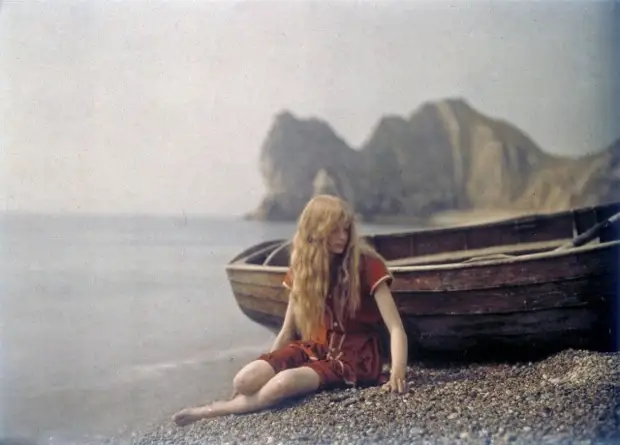 Кристина на пляже в графстве Дорсет, Англия, 1913. Автохром, фотограф Мервин О'Горман
