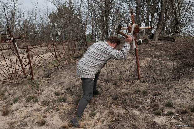 Весна и кресты: репортаж мертвой деревни, которая иногда оживает
