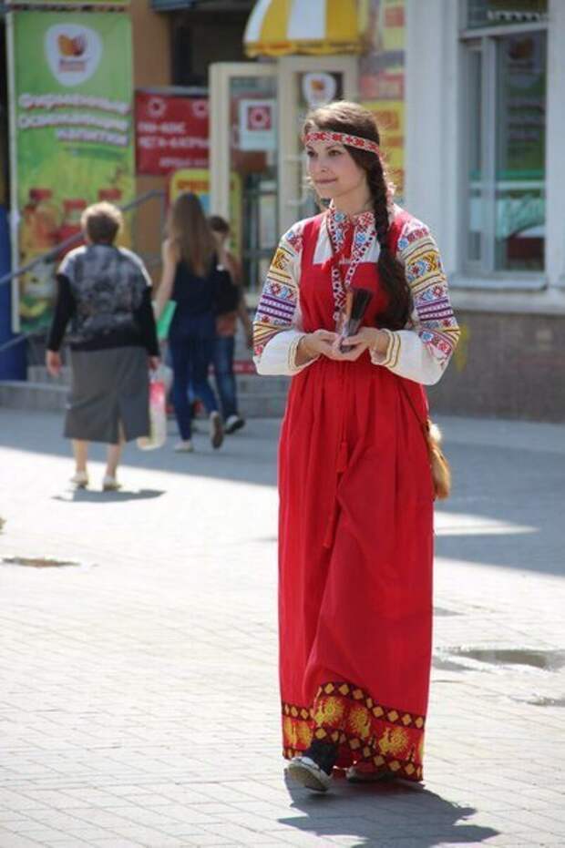 Студентки неделю носили русские народные костюмы. Последствия любопытны