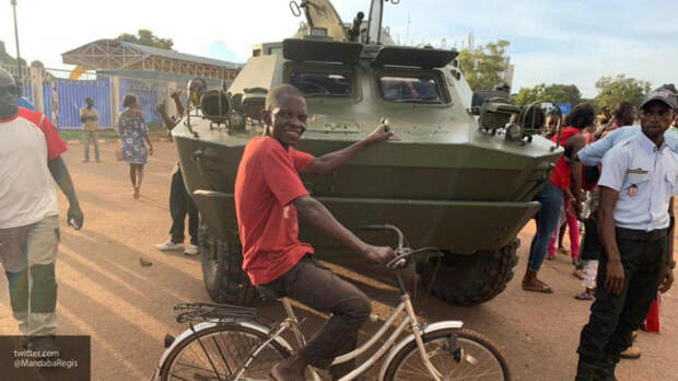 Жители ЦАР устроили фотосессию с бронемашинами, подаренными Россией