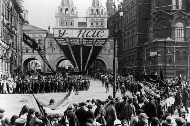 Праздничная Москва, конец 1920-х. /Фото: citifox.ru Праздничная Москва, конец 1920-х. /Фото: citifox.ru